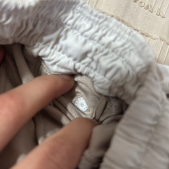 Lululemon 2.5 inch hotty hot shorts White - Picture 3 of 3